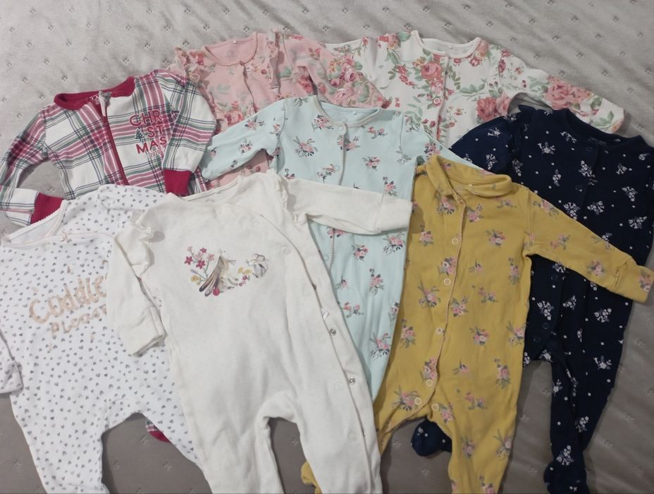 Lot haine fetiță mărimea 62-68 (3-6 luni), 36 piese