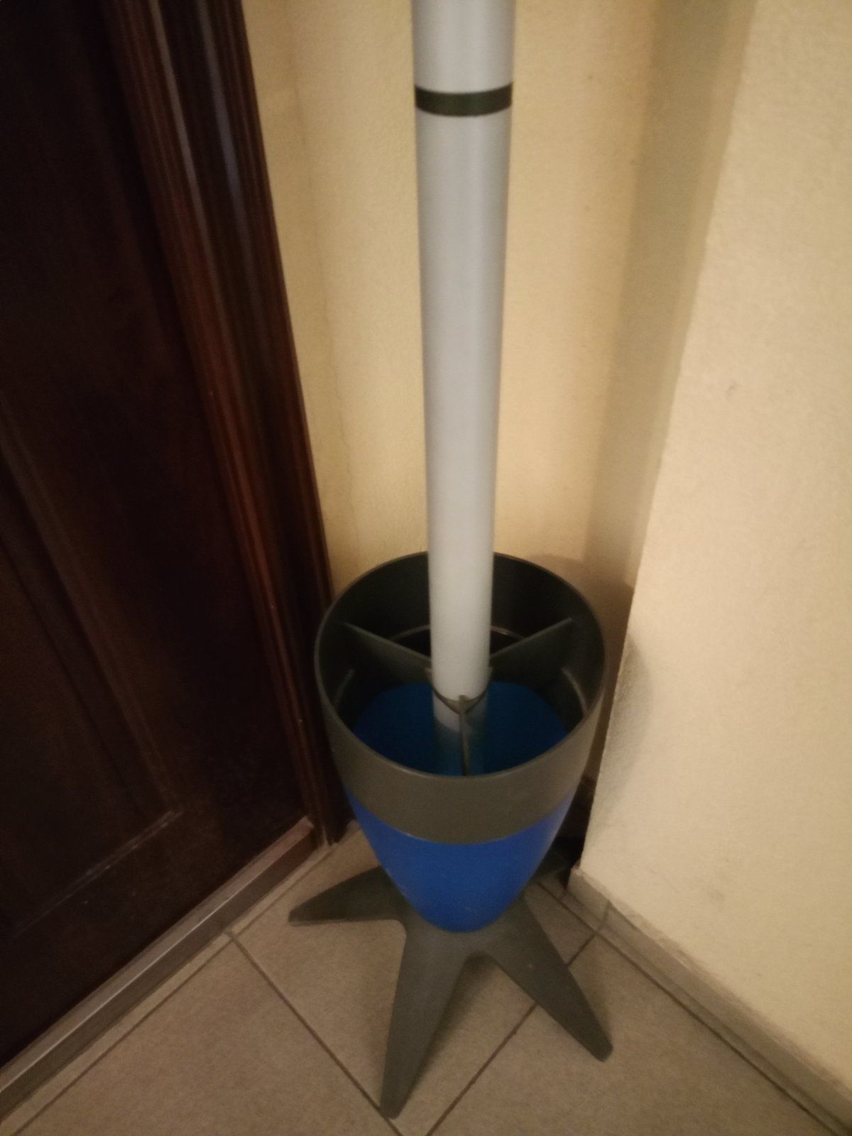 Закачалка с поставка за чадъри