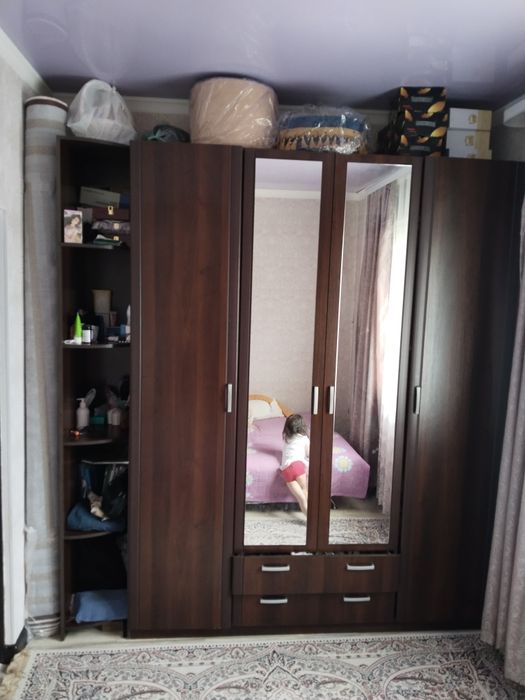 Угловой шкаф в хорошем состоянии