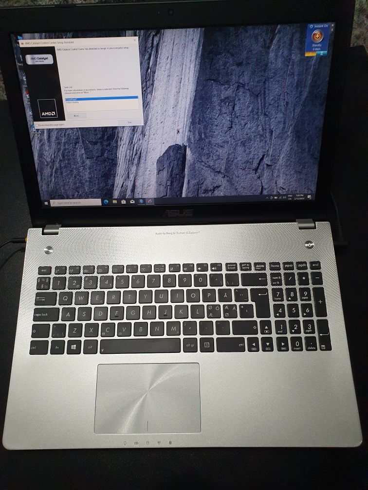 Asus Vivobook, Ecran 15,Tastatură luminată, 2 placi video,Ssd, Ram 8gb