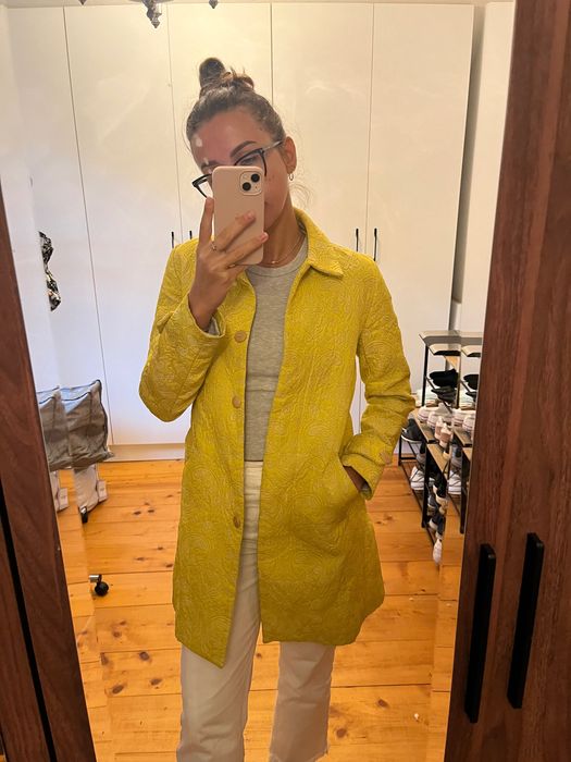 Pardesiu galben de la Desigual