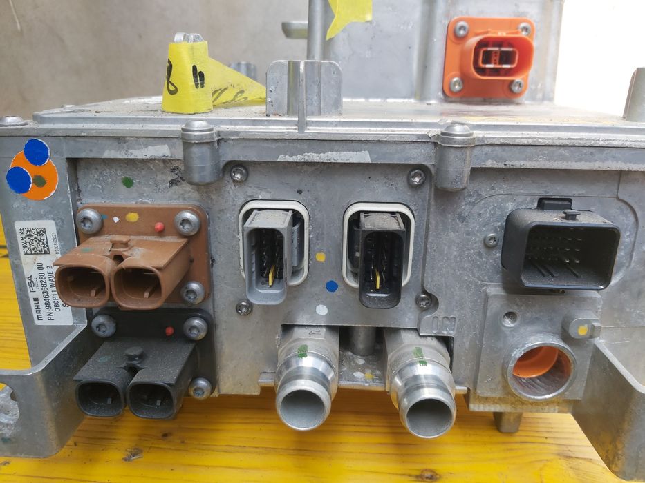 Входящо зарядно устройство  опел корса ф пежо 2008/208  Opel Мокка в