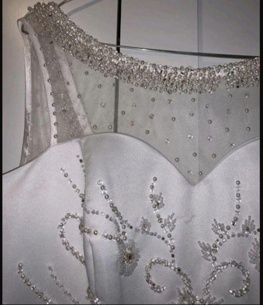 Vând această rochie de mireasă superbă,mărimea 36-42!Preț 600 lei!