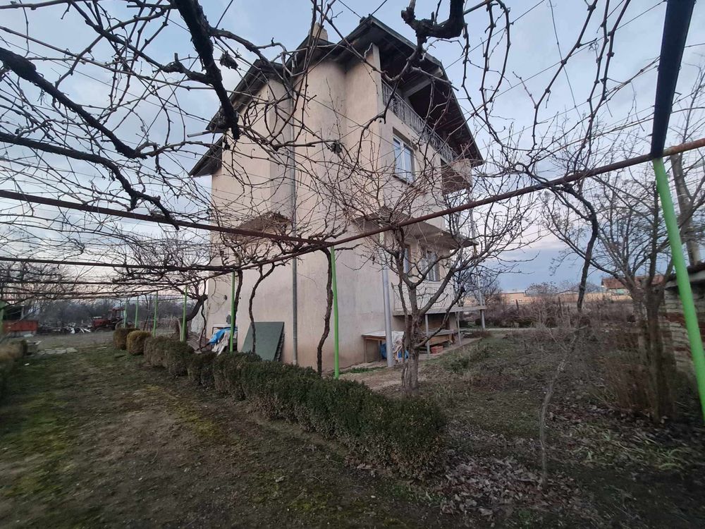 Къща с двор с. Неделево