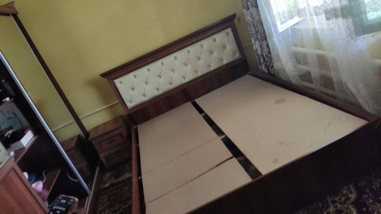 2kishilik spalni matrasi yoq,xolati xuddi shunaqa