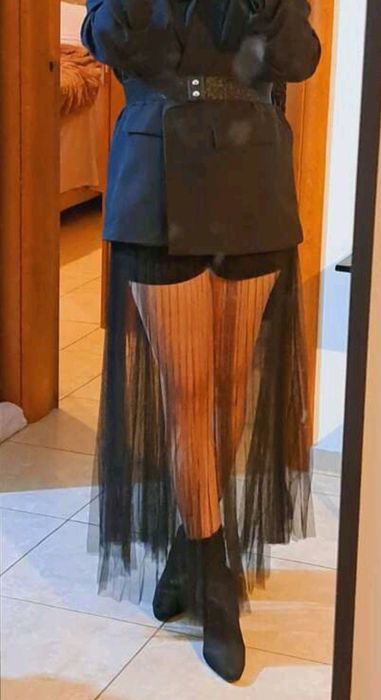 Елегантна черна пола от фин тюл