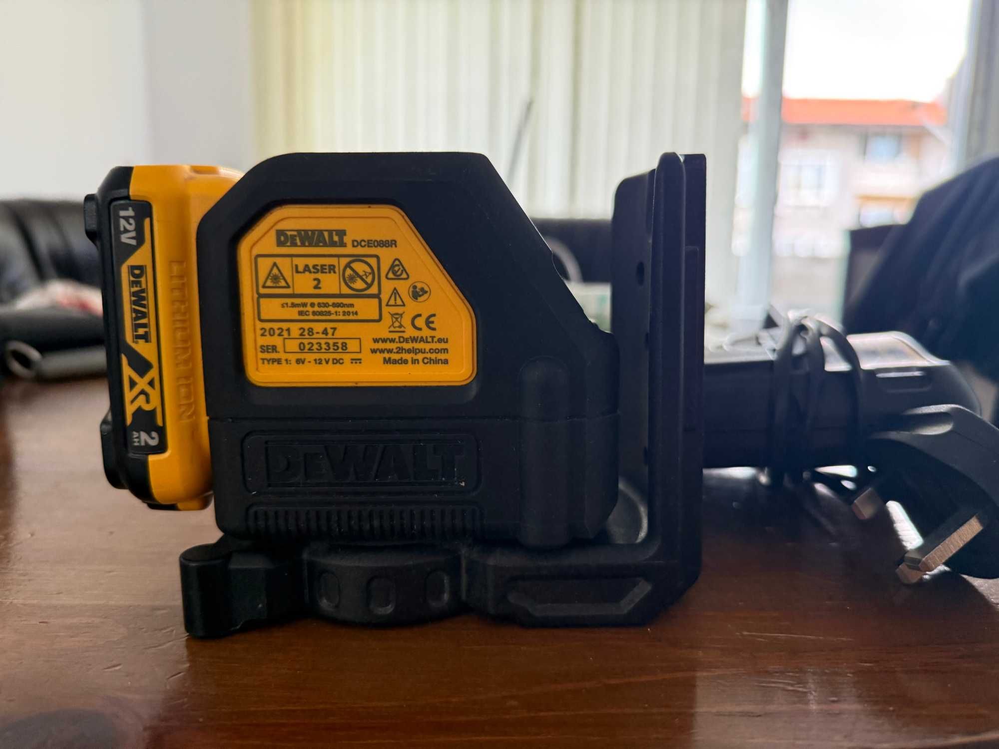 Лазерен Нивелир Dewalt DCE088R