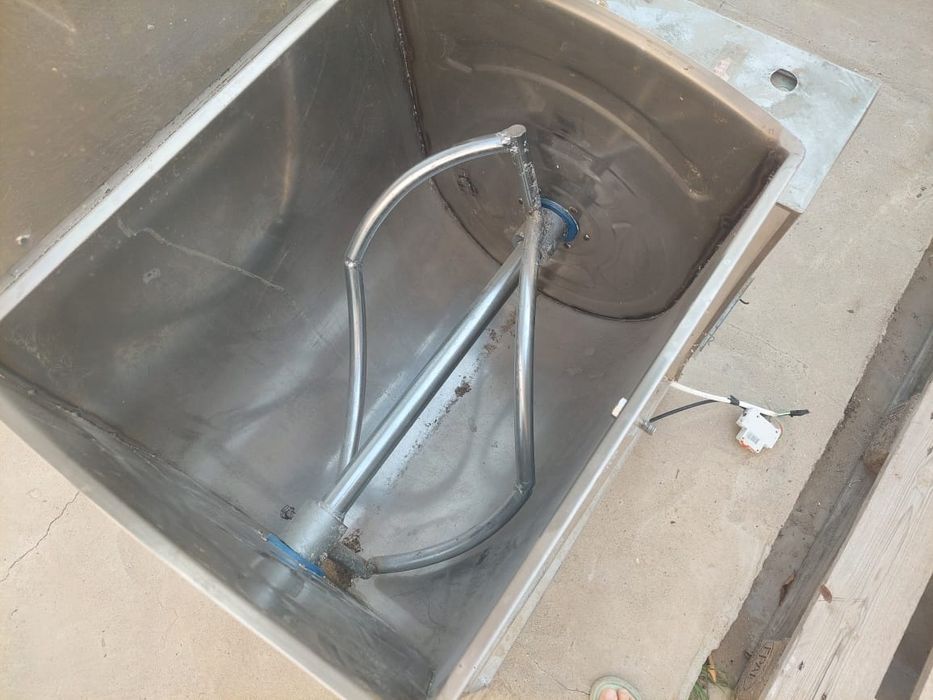 Продается тестомешалка и жаречный шкаф