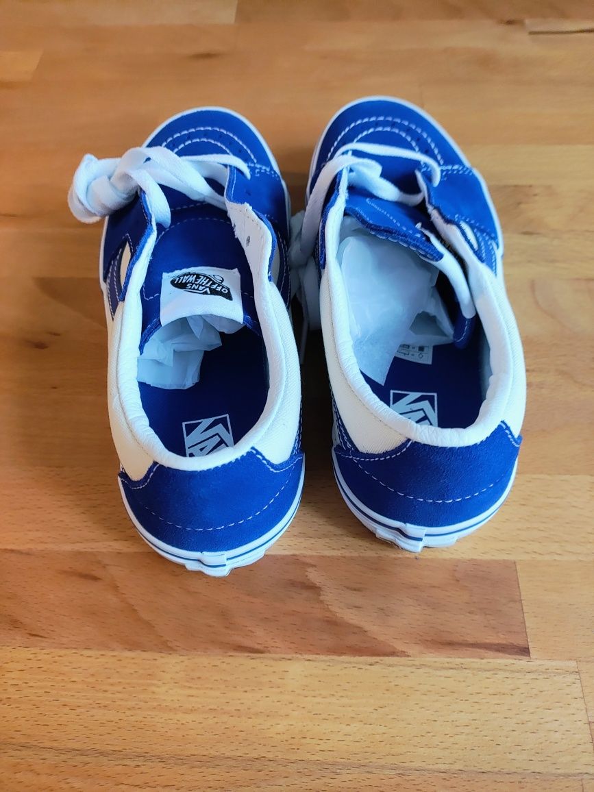Продавам детски кецове Vans