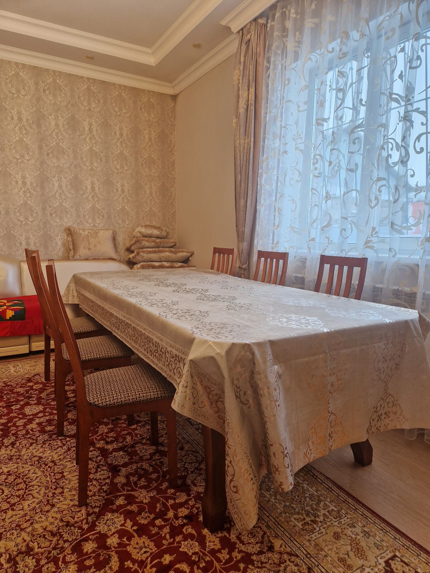 Стол  для  гостей