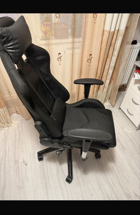 Scaun gaming cu leduri