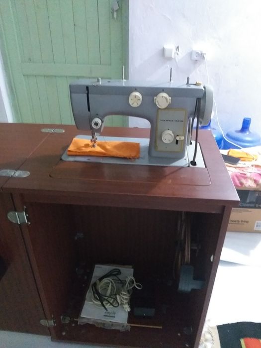 Машина швейная бытовая класса 142 М