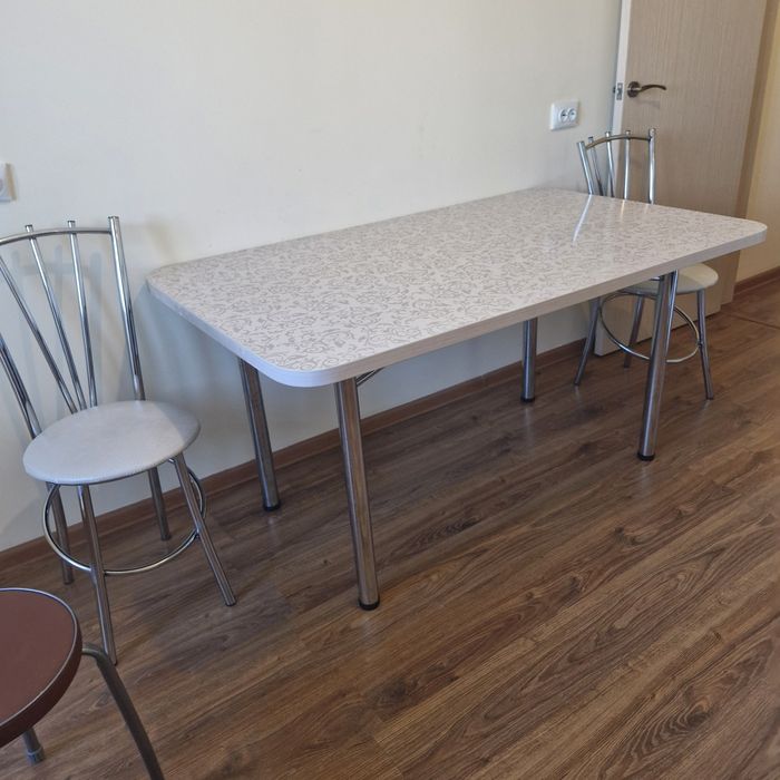 Продаётся обеденный стол