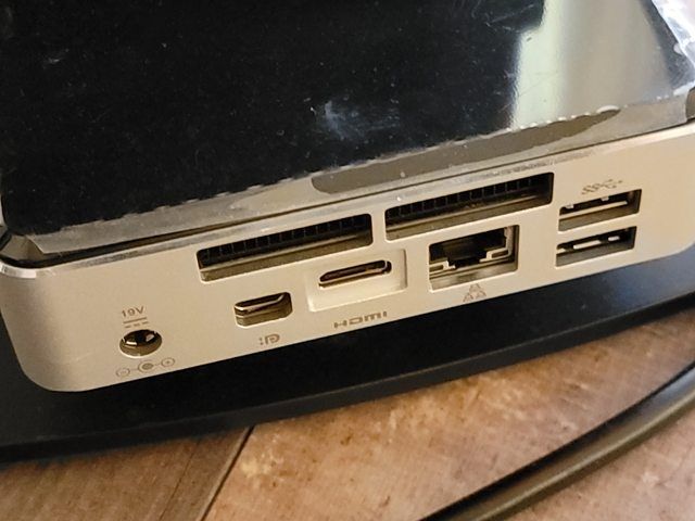 Intel NUC мини компютър