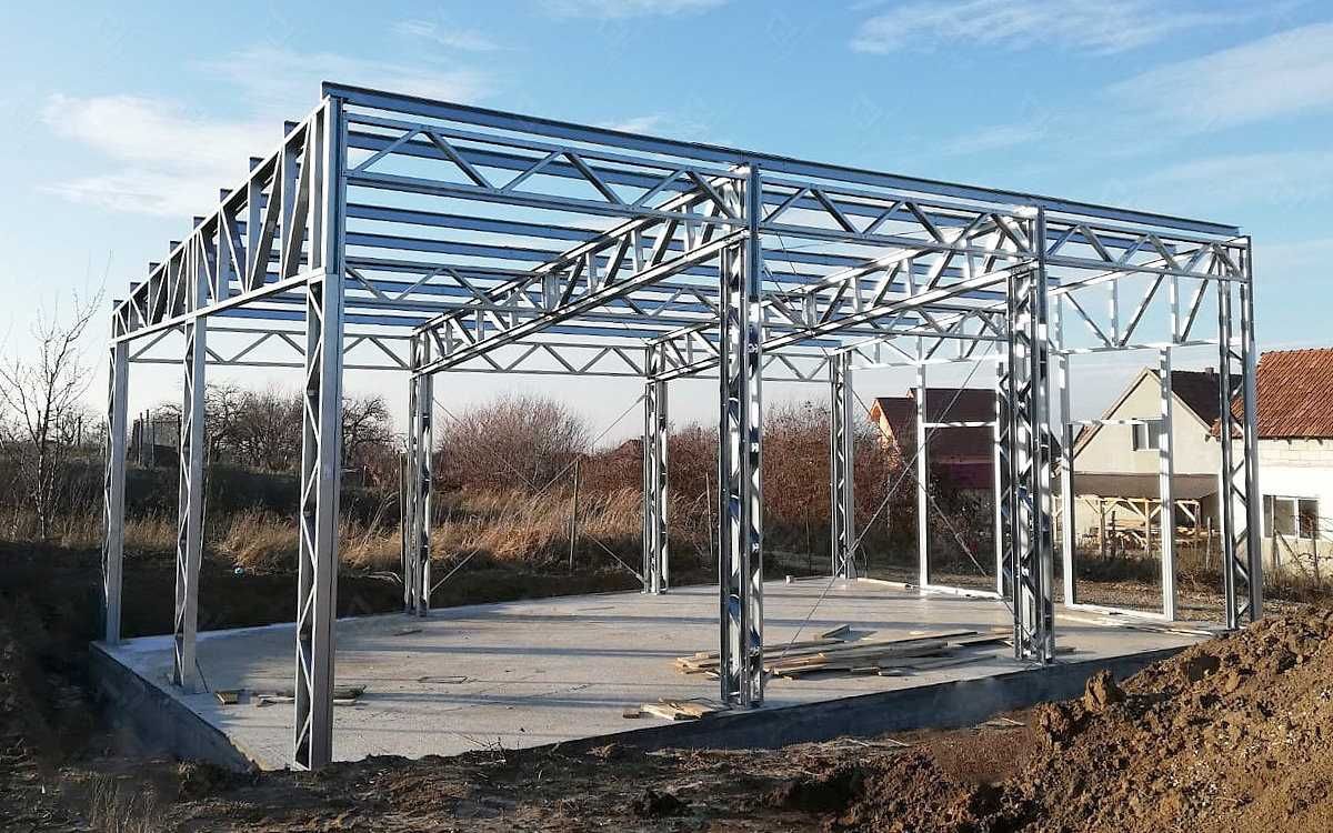 Casa, garaje auto pe structura metalica si panou sandwich termoizolant