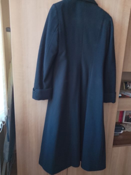 Palton negru căptușit .