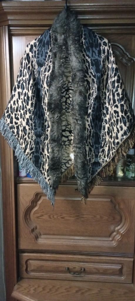 eșarfă tip poncho