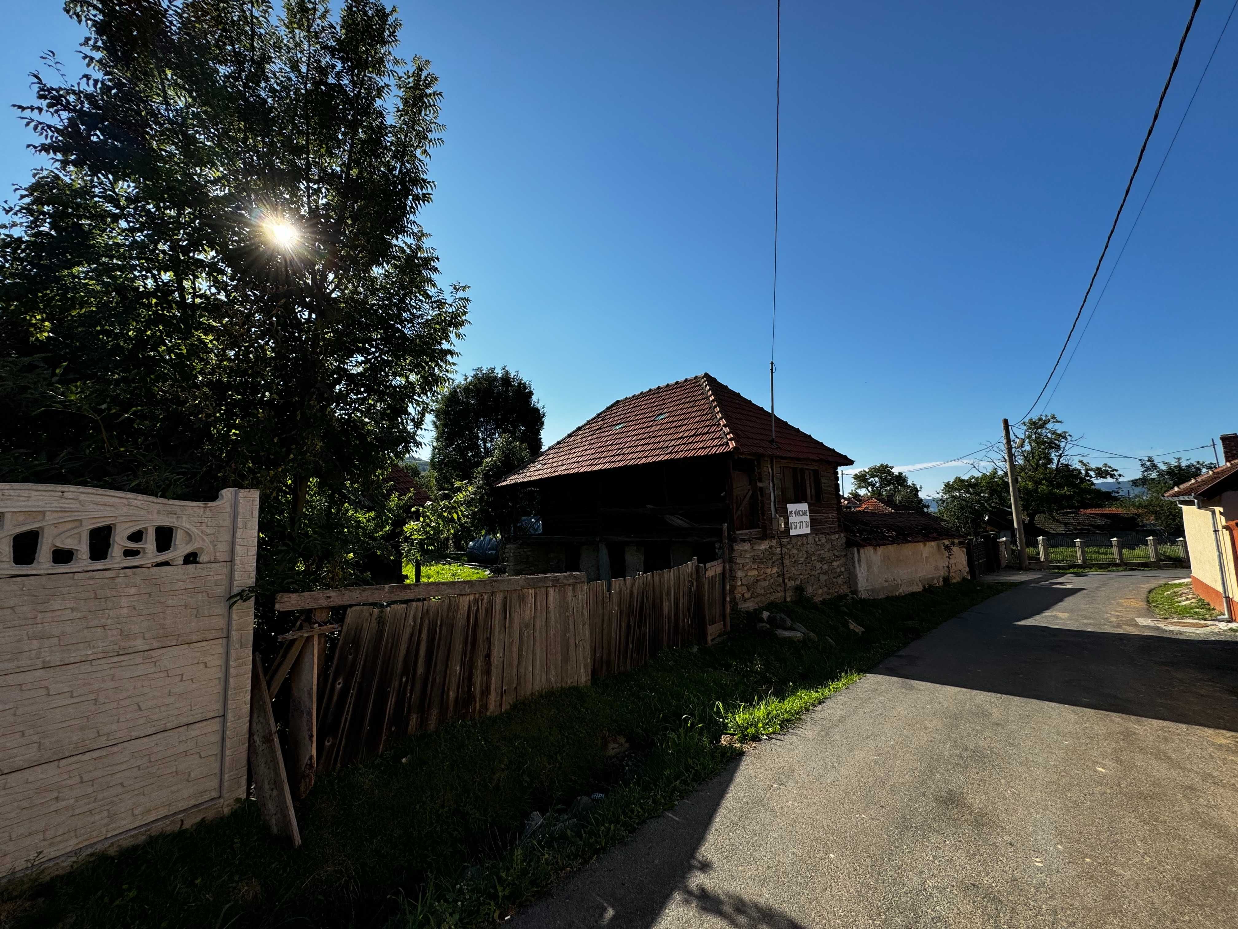 Casa de lemn cu teren 1.000 Mp in centrul satului URIC