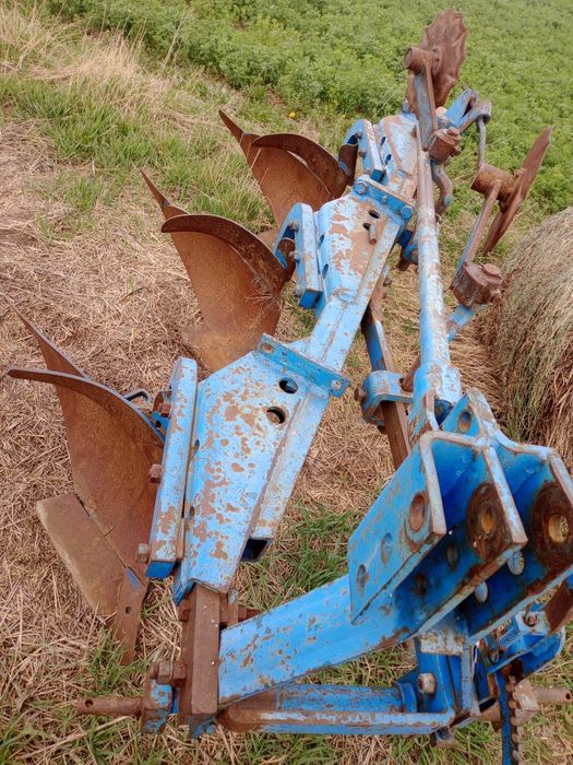 Vând plug RABEWERK,3 brazde