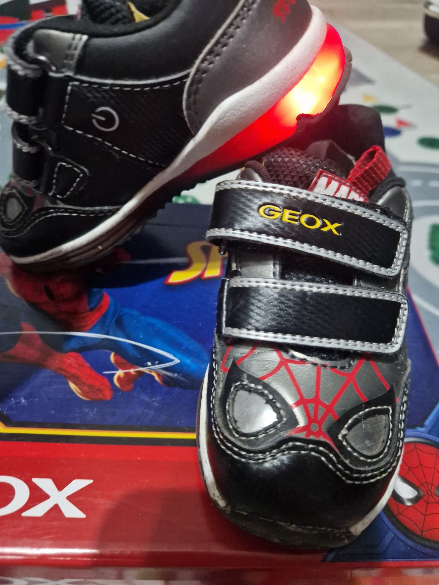 Geox-Spiderman-светещи