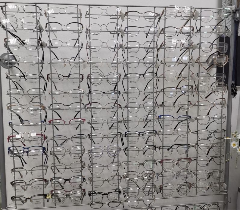 Стойка за слъчеви очила и деоптрични рамки