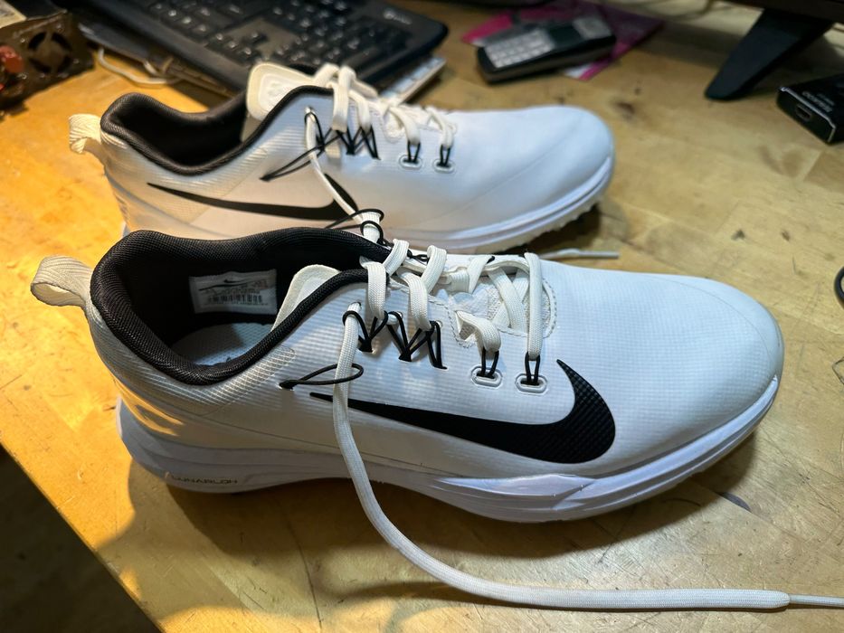 Adidași Nike buni