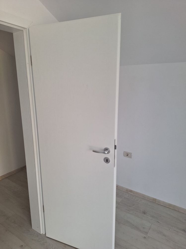 Vand 2 usi noi cu toc, cu deschidere pe partea dreapta.