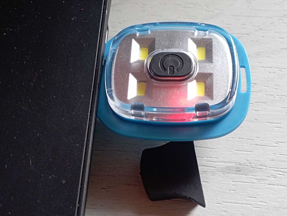 Топла зимна шапка с LED осветление  - топлина и светлина в едно!