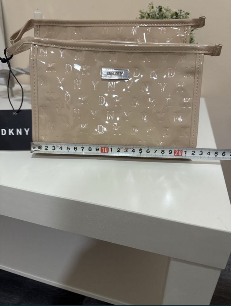 DKNY НОВИ козметични несесери