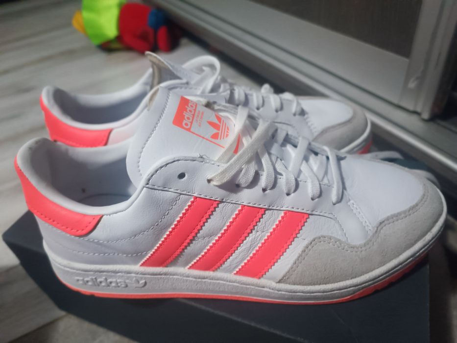 Vând Adidas noi!