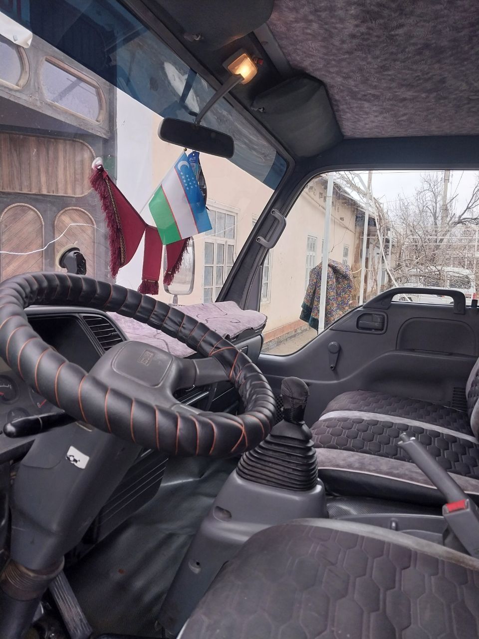 Srochna Isuzu yuk avtomobili sotiladi
