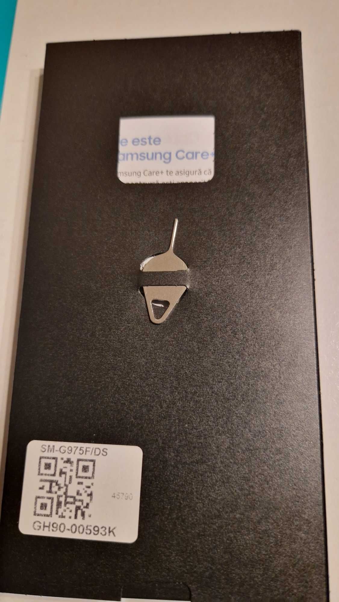Telefon gsm Samsung S10+ cu husa de carbon, folie, cutie si accesorii