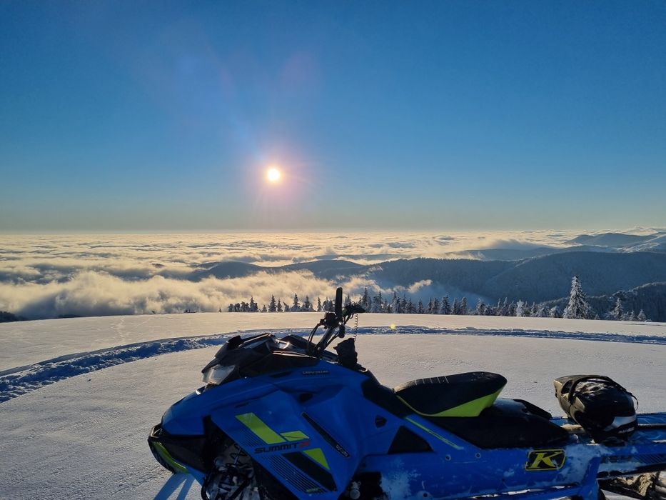 Snowmobil summit x