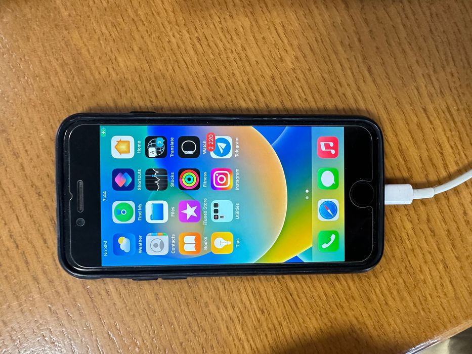 MacBook (само с USB-C портове) + iPhone SE (2-ро поколение)