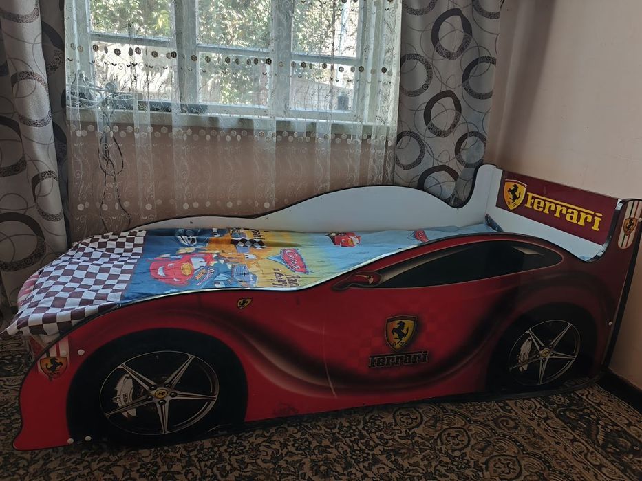 Продаю детскую кроватку машинку