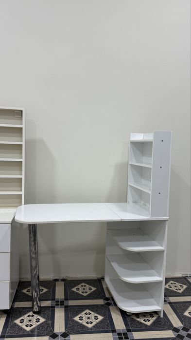 Маникюрный стол