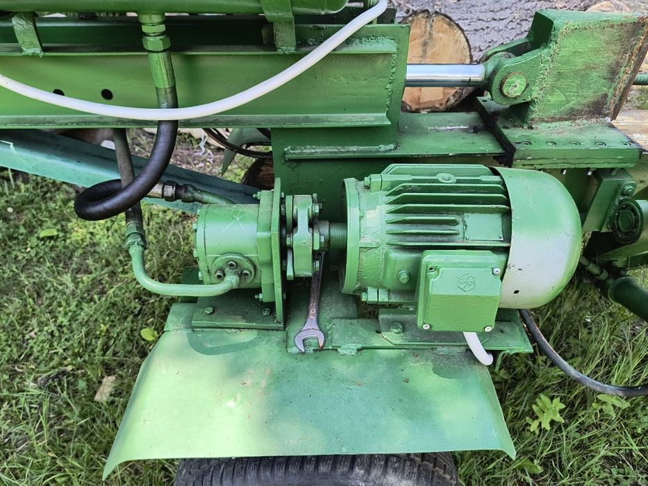 Spărgător lemne cu rampa hidraulica și cârlig remorcare.