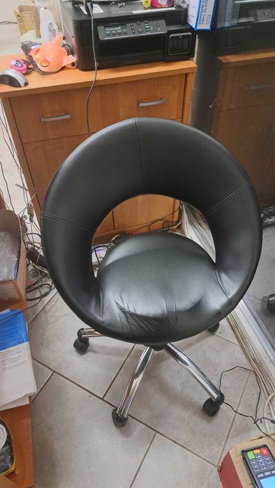 Въртящ кожен стол с повдигащ механизъм