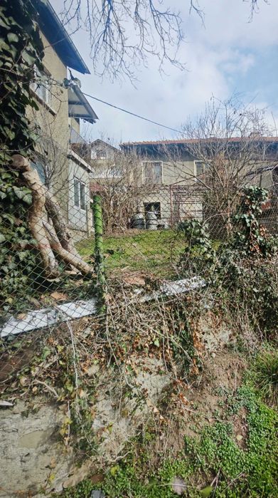 1/2 от Къща близнак