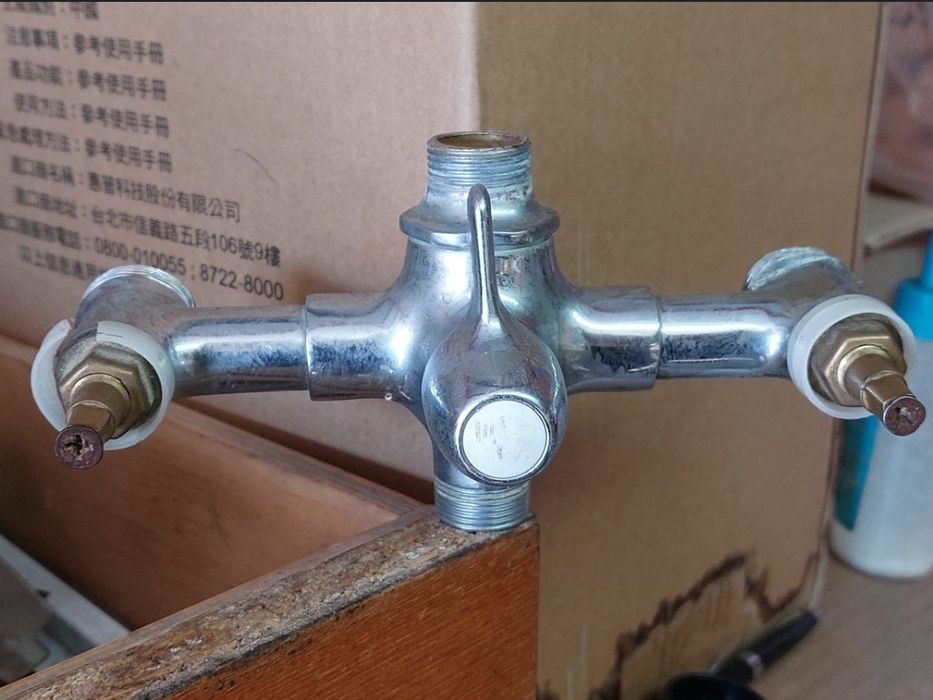 Смеситель латунь  двухвентильный в ванную комнату , производство 2003