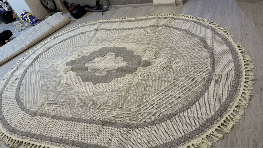 Yangi holatda dumaloq dekorativ gilam – sifatli va chiroyli dizayn