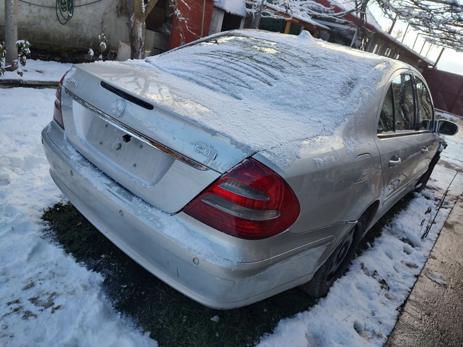Dezmembrez mercedes e200 w211