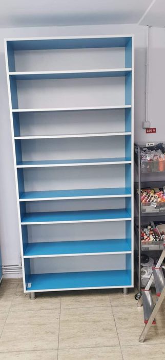 Vând rafturi și vitrine expunere
