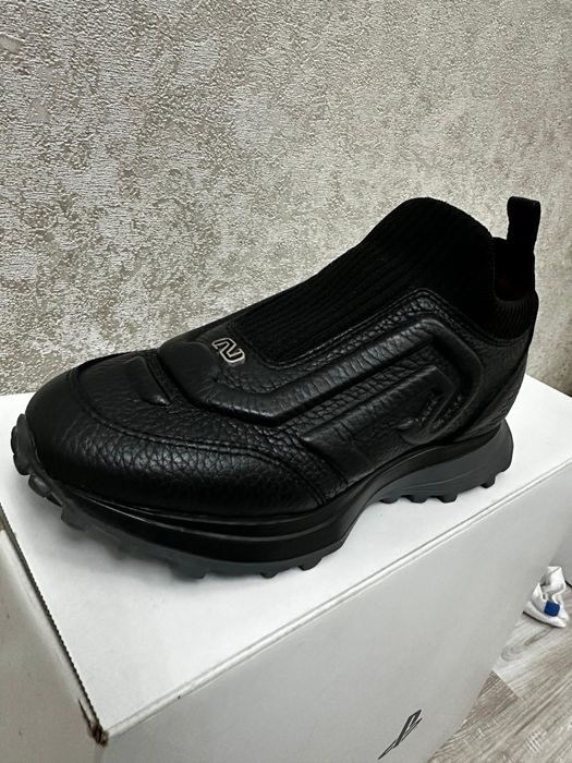Продам кроссовки кожаные