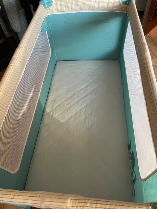 Vând pătuț de călătorie cu saltea și accesorii