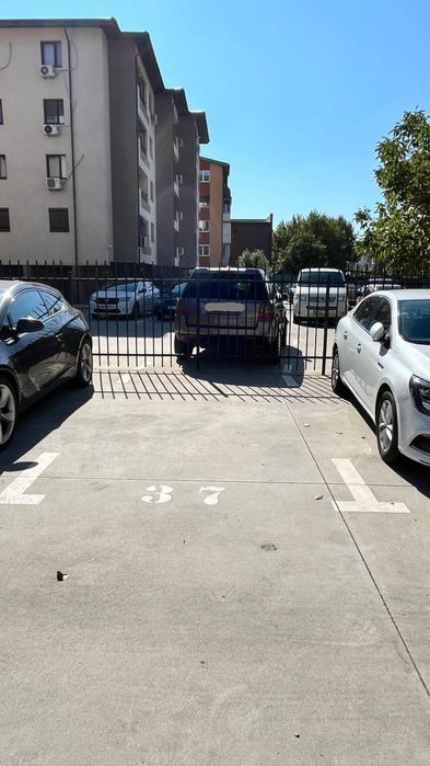 Închiriez loc de parcare