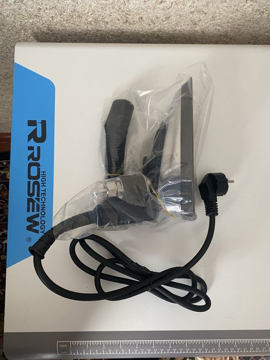 Продаётся срочно швейная машинка + оверлок + утюг. Состояние новое.