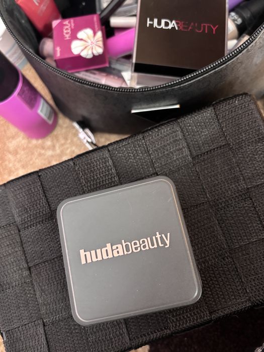 Huda beauty пудра