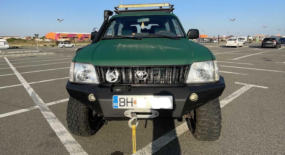 Toyota Land Cruiser J90 echipata de teren