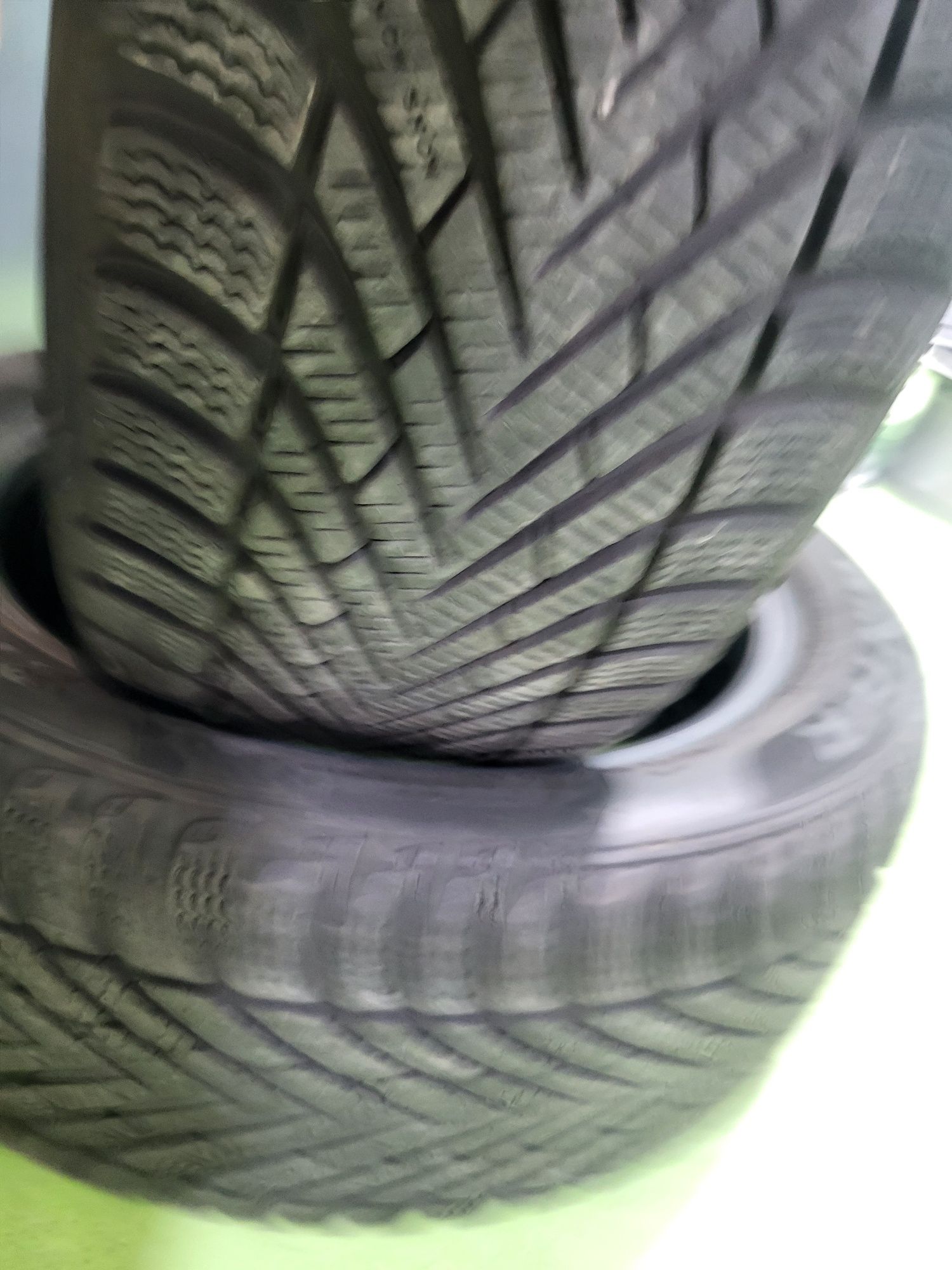 2 бр зимни 215/50/17 Pirelli